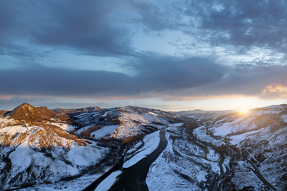 Vista invernale ai confini del parco dei Sassi di Roccamalatina (i sassi sono visibili in alto a sinistra)