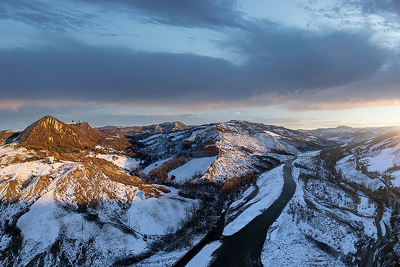 Vista invernale ai confini del parco dei Sassi di Roccamalatina (i sassi sono visibili in alto a sinistra)